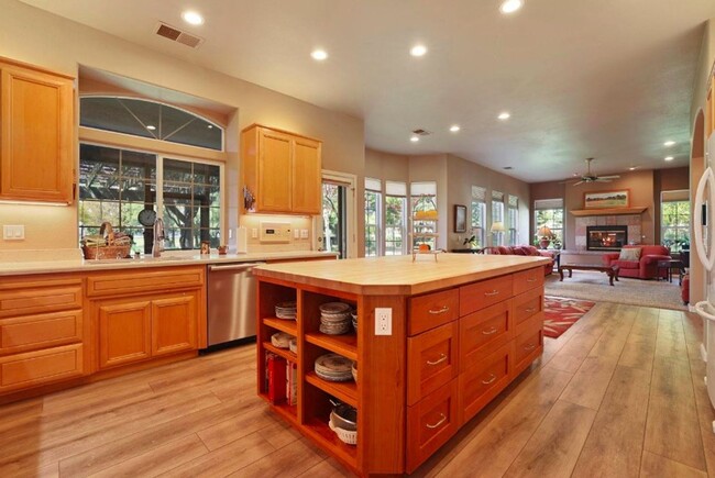 Building Photo - Stunning North Davis Executive Home Availa...