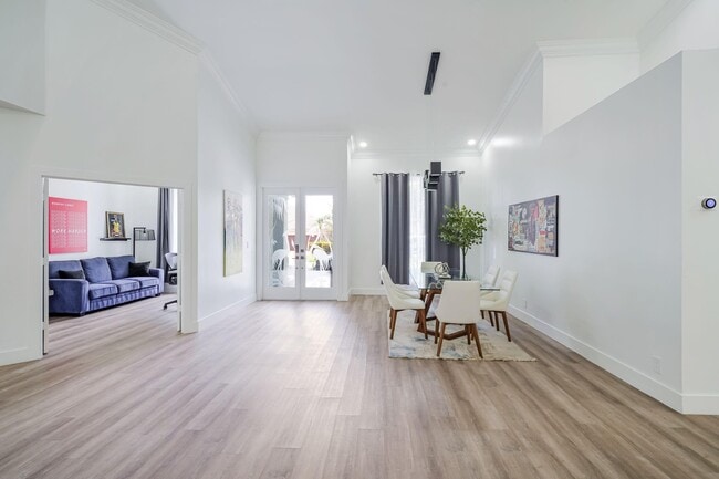 Building Photo - 12499 Classic Dr