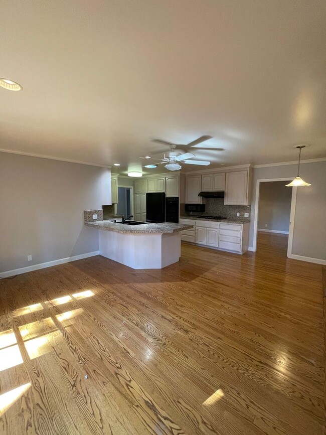 Building Photo - Lovely 2 Bed 2.5 Bath Home - Incredible Pa...