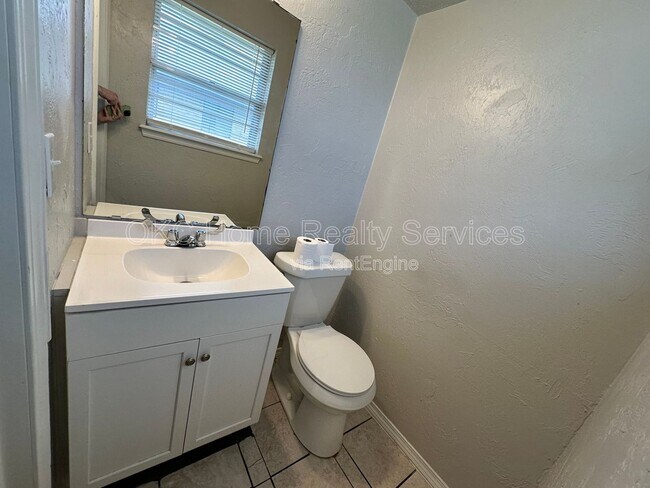 Building Photo - 8417 S Villa Ave