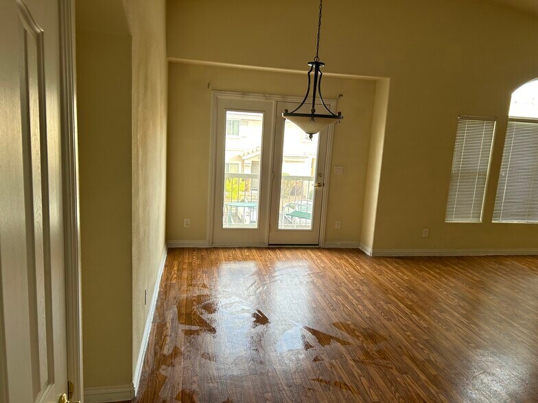 Building Photo - 10573 Petricola St