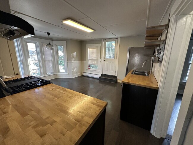 Building Photo - Bright & Spacious 3BR Second-Floor Apartment with 2-Story Living in Rochester!