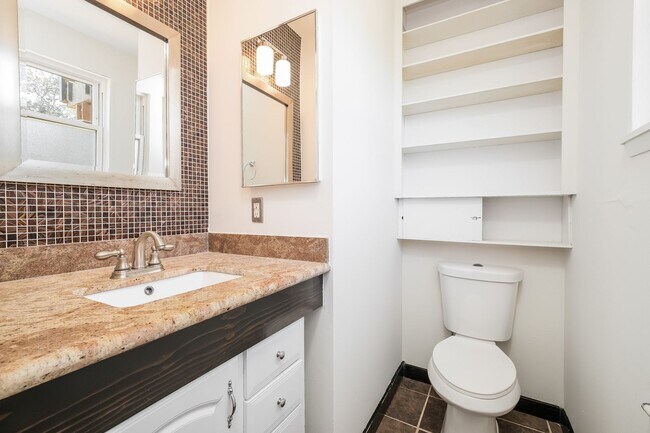 Building Photo - Versatile 5 Bedroom Retreat with Office and Outdoor Living in Burien
