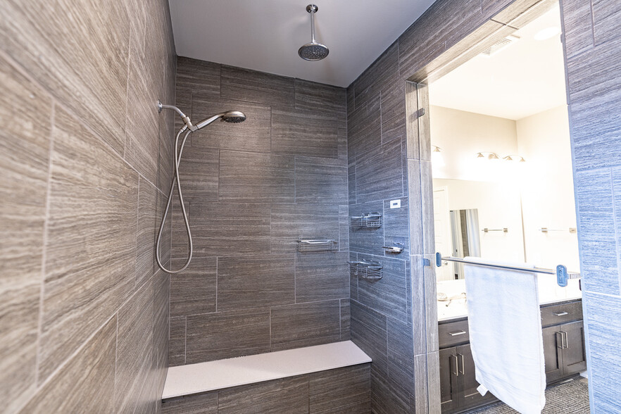 40sqft. double-sprayer spa shower - 1711 Arcilla St