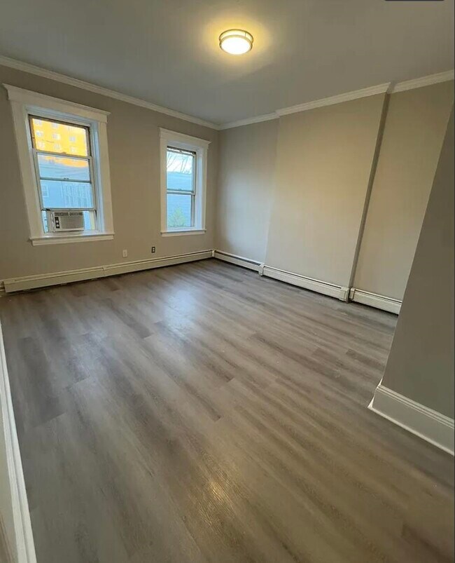 Building Photo - 128 35th St