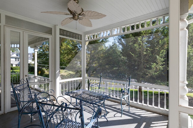 Building Photo - 267 Main St