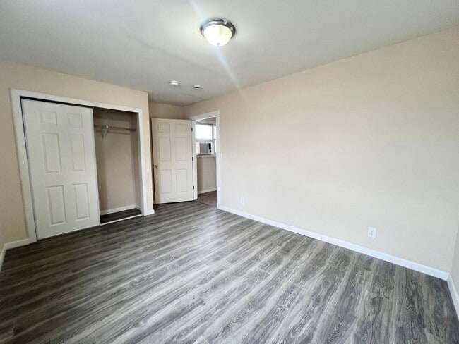 Building Photo - 4-Bedroom/2-Bath Home for Rent in Clinton, IA