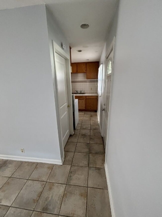 Building Photo - 3 Bed 1 Bath Available Now!