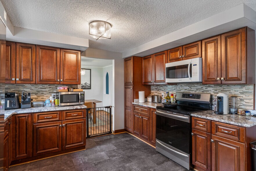 Building Photo - 537 Vine Ln