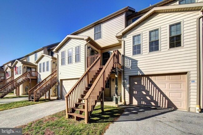 Building Photo - 689 E Walnut St