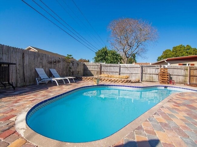 Building Photo - 703 5th Pl SW