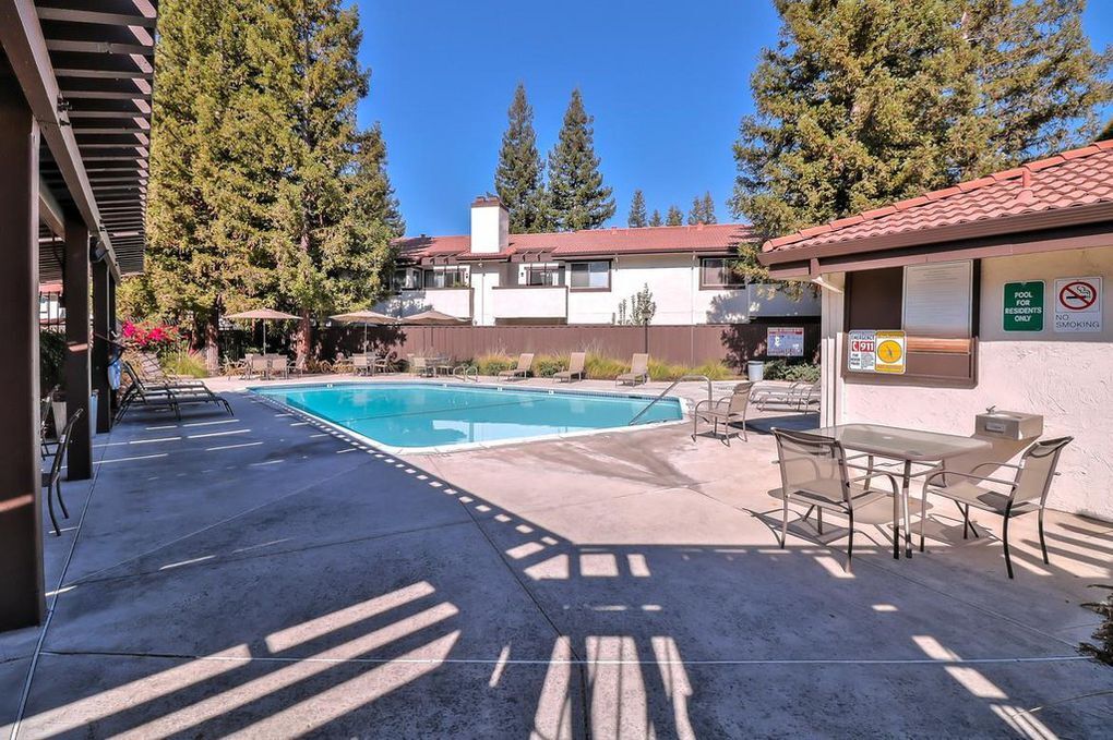 Pool & Clubhouse - 1400 Bowe Ave