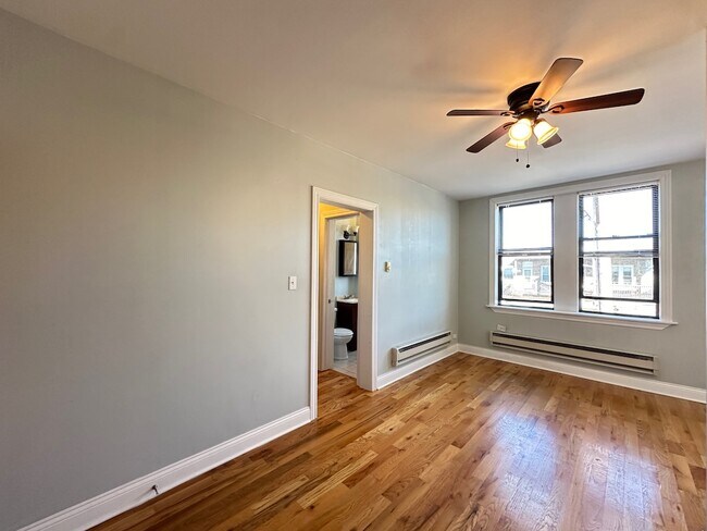 Building Photo - 823 W Diversey Pkwy