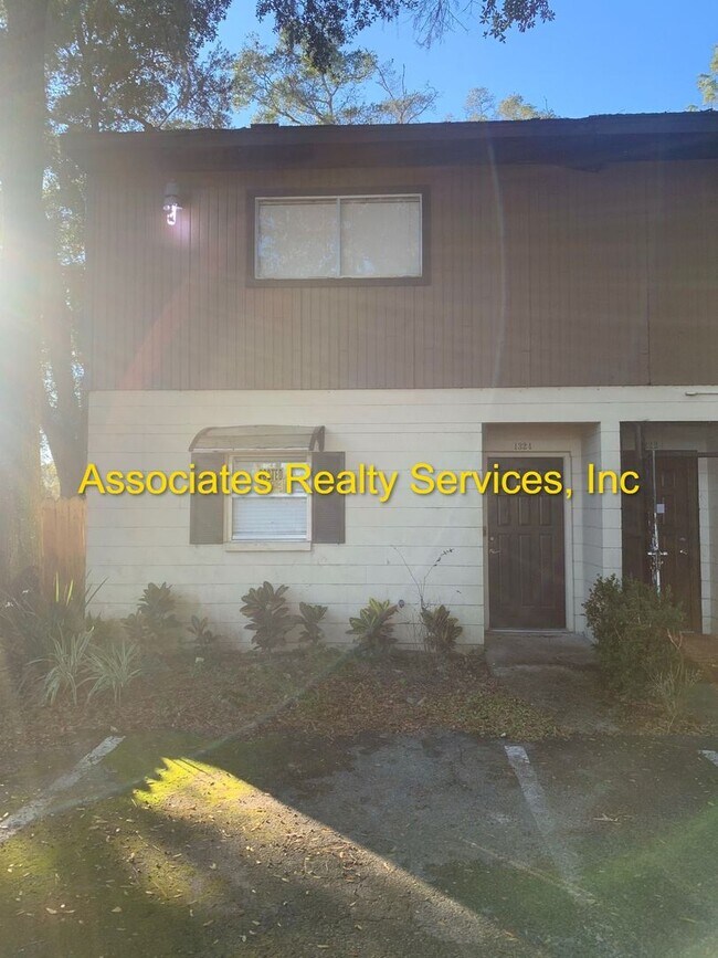 Building Photo - Spacious END UNIT 2 Master Suite Condo w/ Screened Lanai, Screened Balcony, and FULLY FENCED BACK...