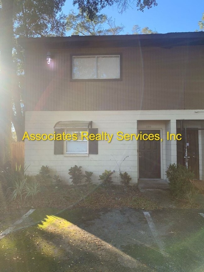 Building Photo - Spacious END UNIT 2 Primary Suite Condo w/ Screened Lanai, Screened Balcony, and FULLY FENCED BAC...