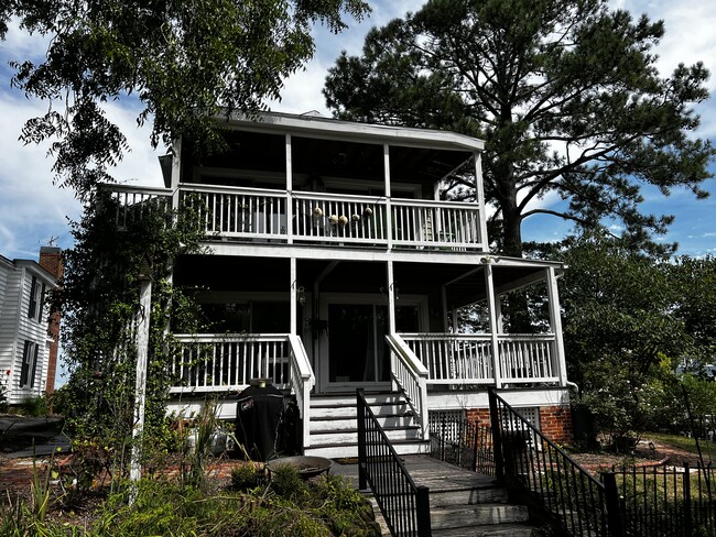 Porch with water views and overlook to Windsor Castle Park - 390 S Church St