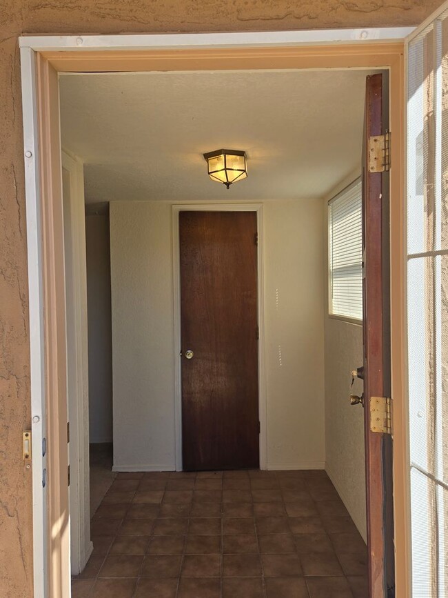 Building Photo - Two Bedroom Two Bathroom Two Car Garage in popular NE heights Neighborhood