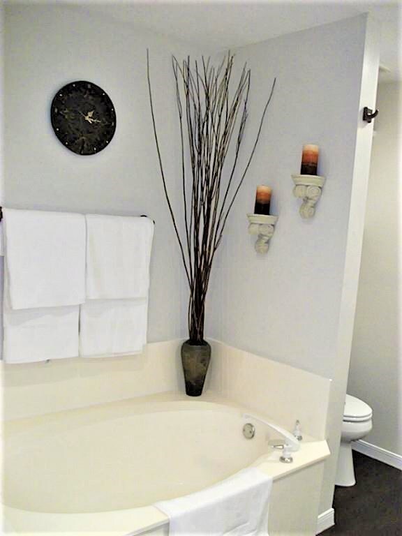 Building Photo - 435 N Rivershire Dr