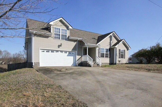 Building Photo - 3 bed 2 bath in the heart of St. B.  Fresh Paint.  Clean and Ready for You.