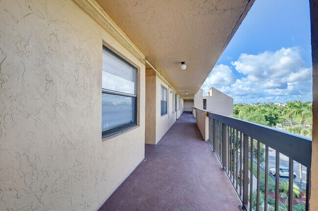 Building Photo - 600 Egret Cir