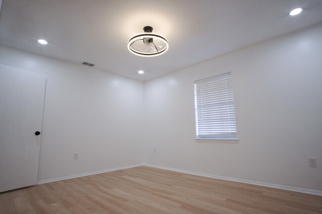 Building Photo - 106 Woodhouse Ln