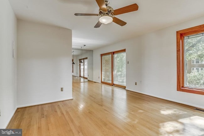 Building Photo - 1809 N Uhle St