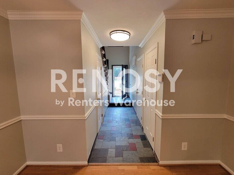 Building Photo - 914 Wildwood Square Ct