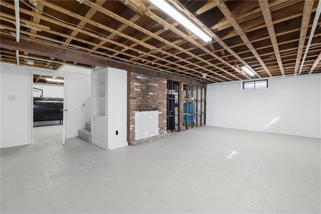 Building Photo - 4 Longmeadow Ave