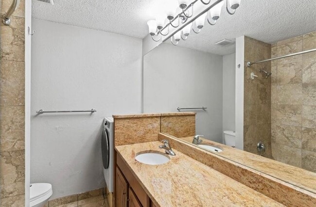 Building Photo - Plaza condo 2 Bed 2 Bath! $1500.00