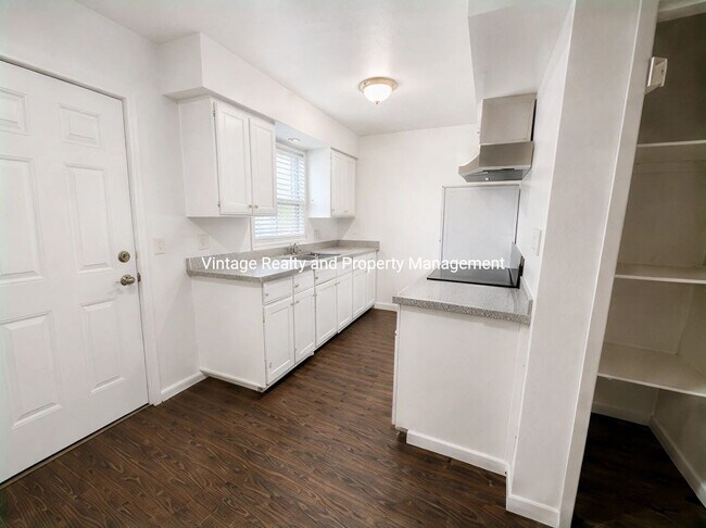 Building Photo - Updated 2-bedroom, 1 bathroom Tri-plex unit located in North Stockton.