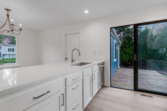 Building Photo - Beautifully updated 4-bed, 3-bath home in ...