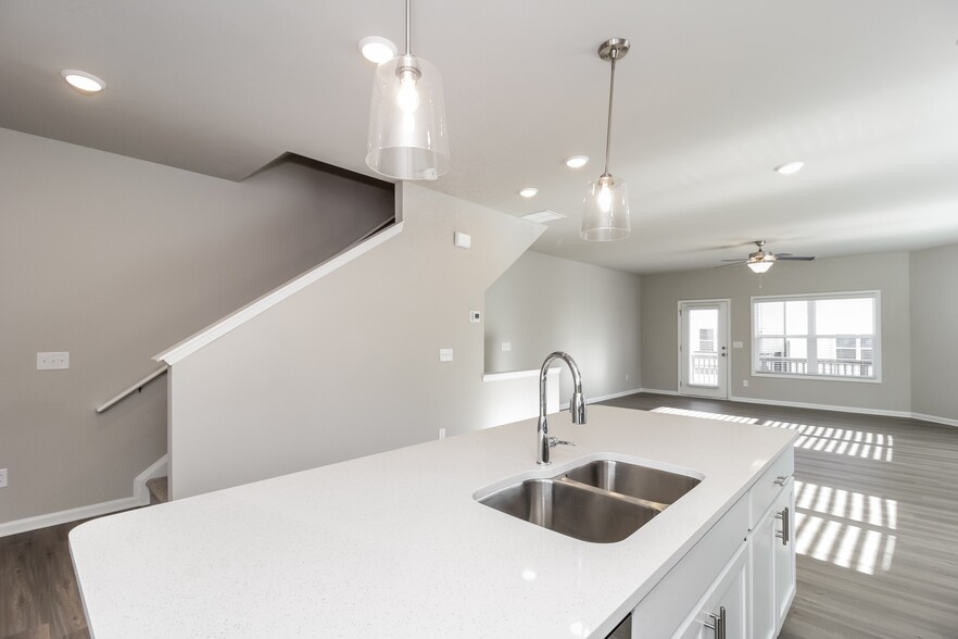 Building Photo - 843 Calvin Pk Dr