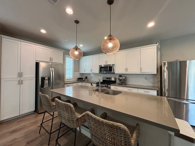 Building Photo - Updated 4 Bedroom 3.5 bath Condo located i...