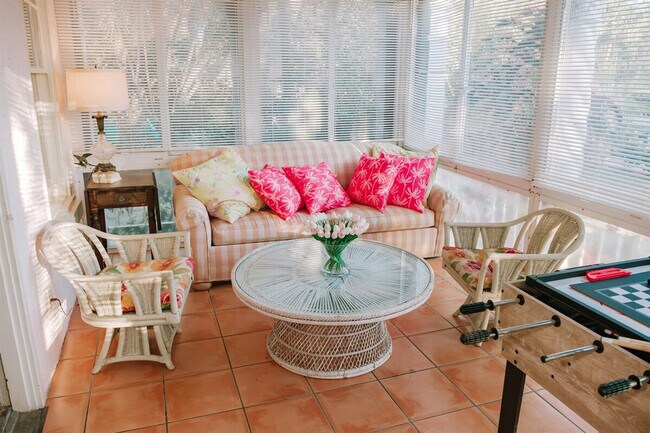 Building Photo - 519 28th St