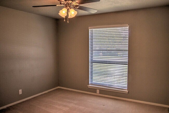 Building Photo - 3 Bedroom 2 Bath in Union Schools.  81st a...