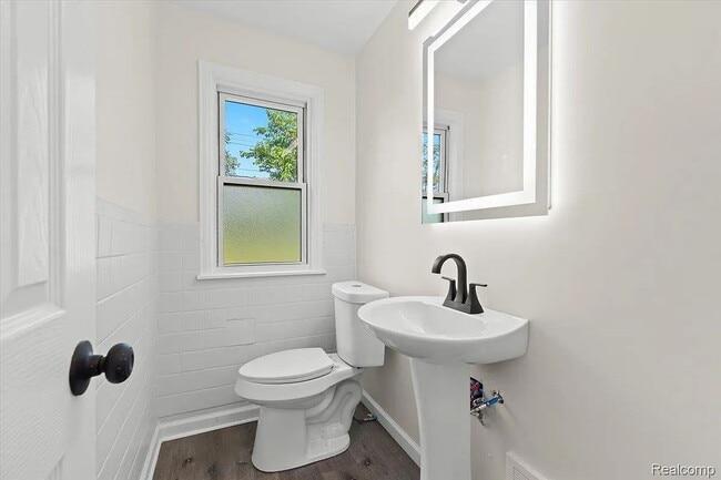 Building Photo - Modern 3-Bedroom Home with Generous Space and Style