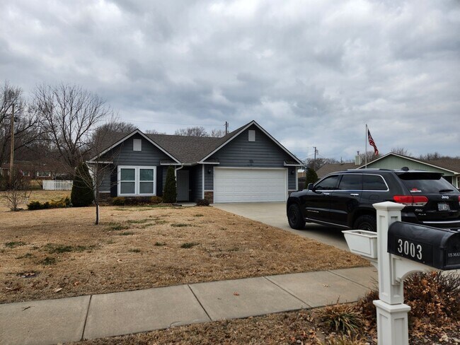 Building Photo - Beautiful newer home with everything on main level in Seaman Schools