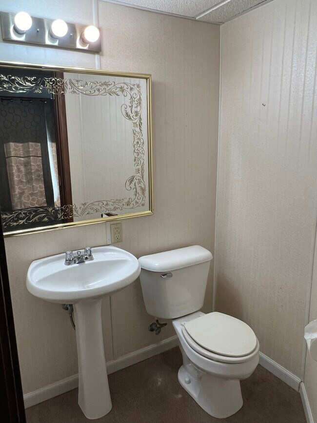 Building Photo - 5 Golden Oak Dr