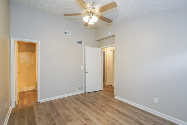 Building Photo - 833 Netherlands Dr