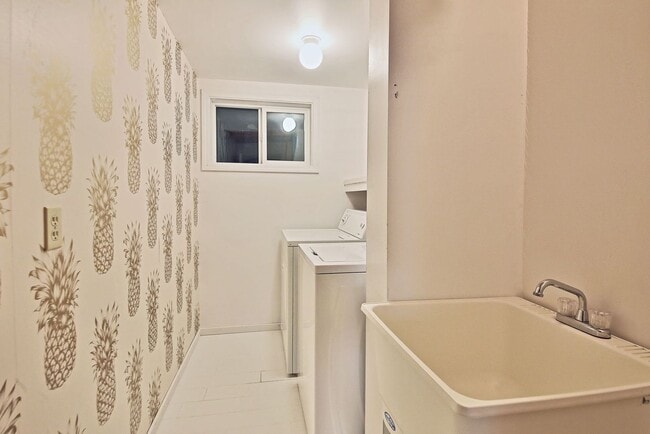 Building Photo - One Of A Kind Freeland Home with Two Seper...