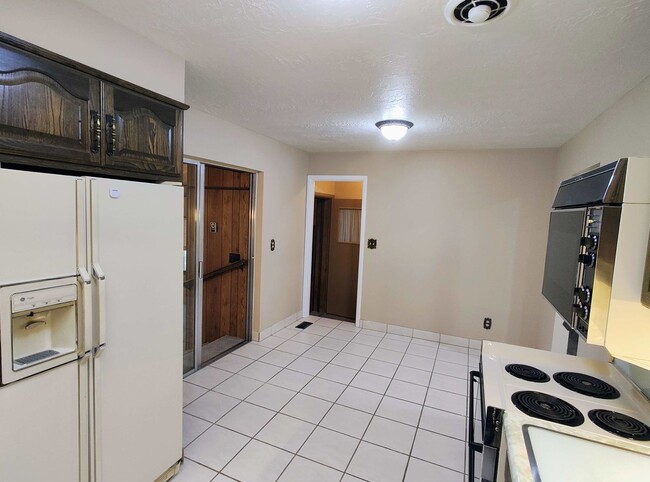Building Photo - 3 Bd 2 Bath Over 2500 sq ft in Sandy