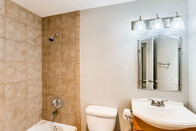 Building Photo - AVAILABLE AUGUST 1, 2026 >> Stunning 2BR/2BA Condo For Rent in Bellevue!! W/S/G Included!!!