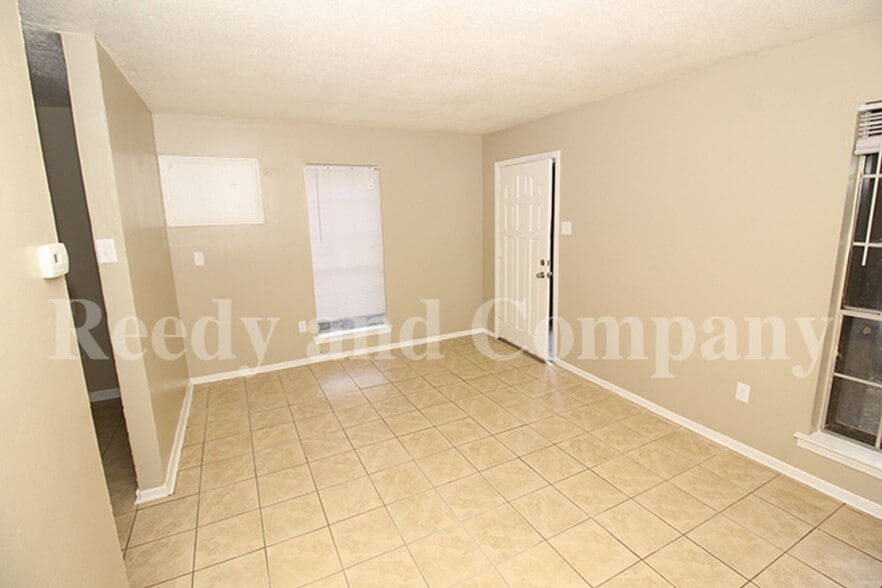 Building Photo - 4557 Spring Valley Dr