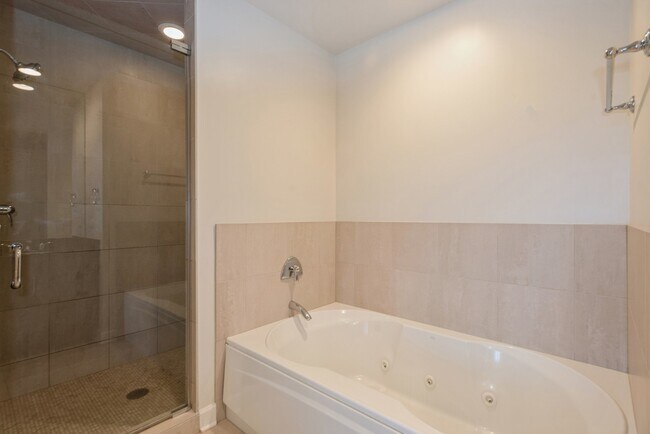 Building Photo - 1211 S Prairie Ave