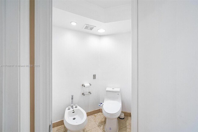 Building Photo - 888 Brickell Key Dr