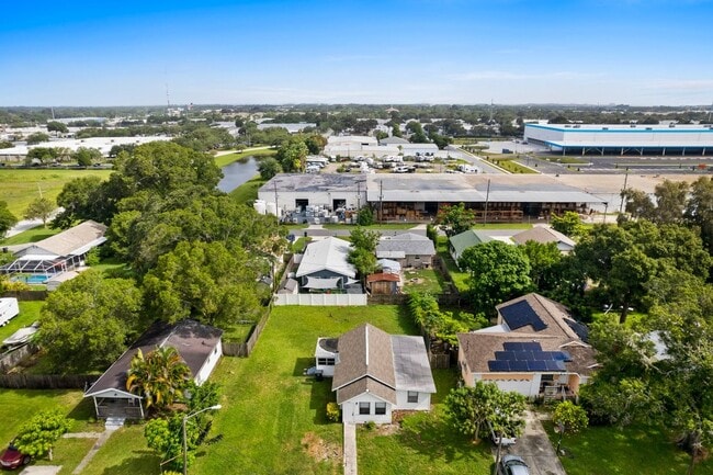 Building Photo - Won't Last! Apply NOW!  App fee REDUCED $25 ASAP $1995 3br/1bath CUTE House w/ HUGE YARD