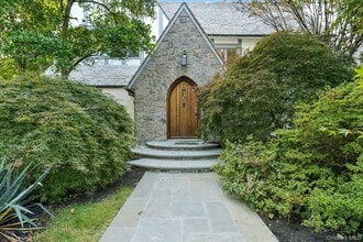 Building Photo - 18 Heights Rd