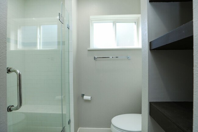 Building Photo - 2214 Holly Knoll St