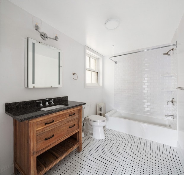 Building Photo - 127 E 69th St