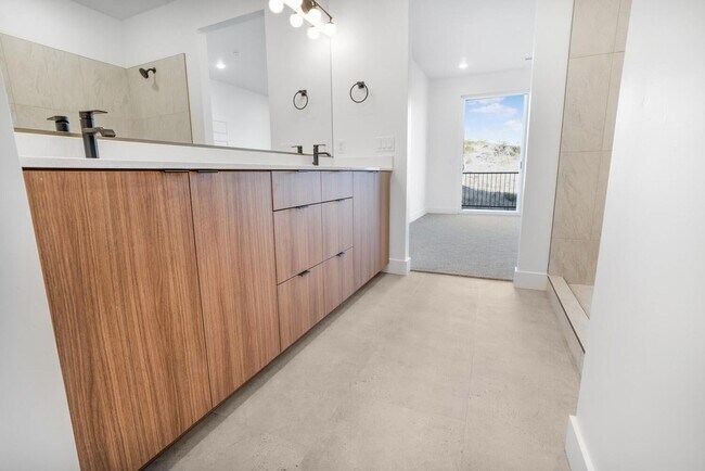 Building Photo - HURRICANE TOWNHOME!! Pet Friendly!